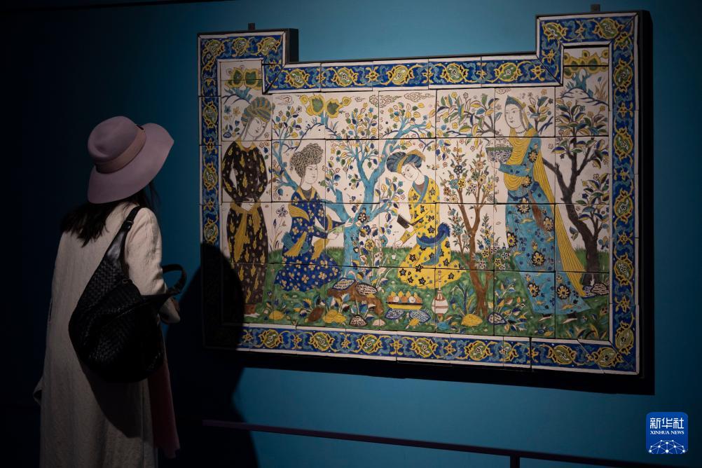 12月12日，受邀嘉宾在“图案的奇迹：卢浮宫印度、伊朗与奥斯曼的艺术杰作”展览上参观展品。新华社记者 王翔 摄