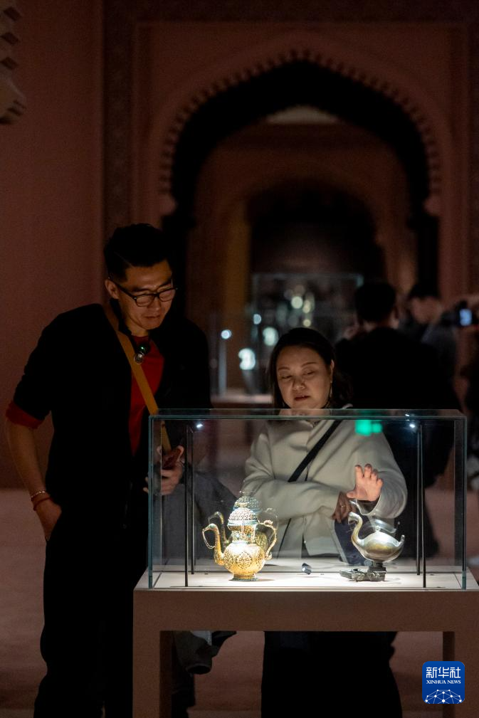 12月12日，受邀嘉宾在“图案的奇迹：卢浮宫印度、伊朗与奥斯曼的艺术杰作”展览上参观展品。新华社记者 王翔 摄