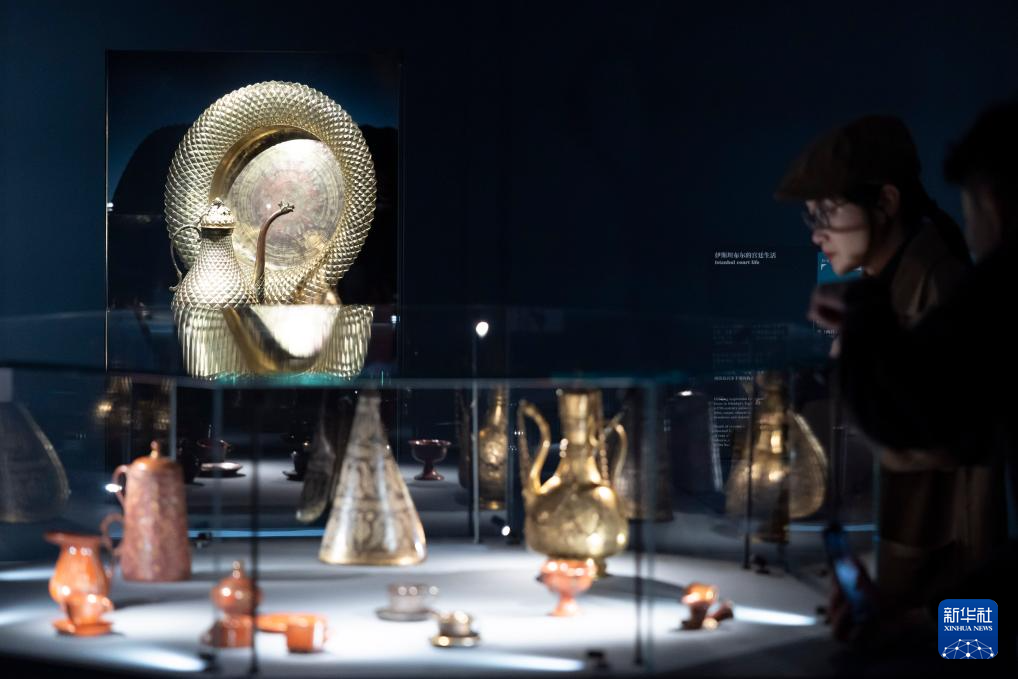 12月12日，受邀嘉宾在“图案的奇迹：卢浮宫印度、伊朗与奥斯曼的艺术杰作”展览上参观展品。新华社记者 王翔 摄