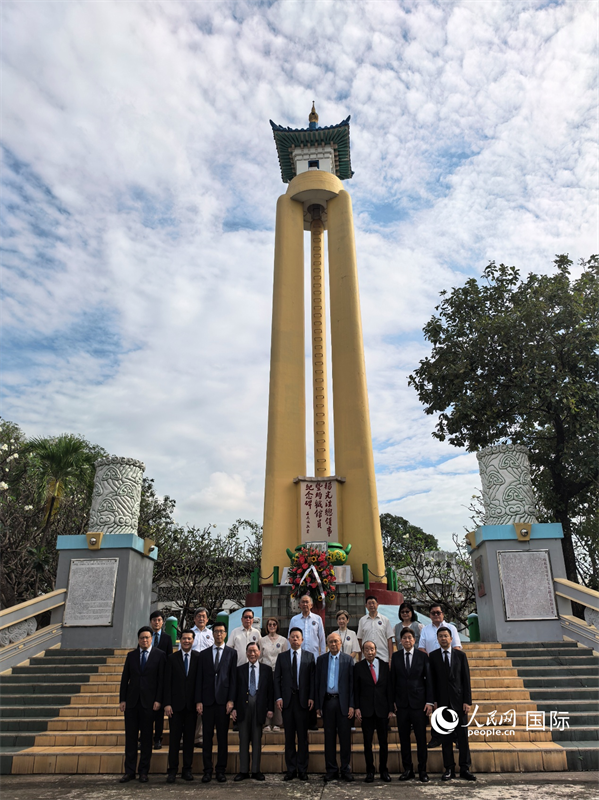 中国驻菲律宾使馆外交官祭奠1942年惨遭日军杀害的中国驻马尼拉总领事杨光泩等8位外交官。人民网记者樊帆  摄