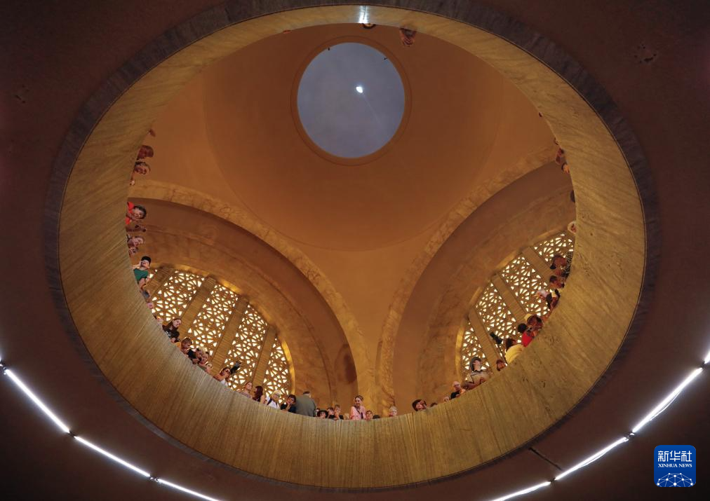 12月16日，人们聚集在南非比勒陀利亚的先民纪念馆内等待正午12点的阳光照在该馆的纪念碑上。新华社记者 陈为 摄