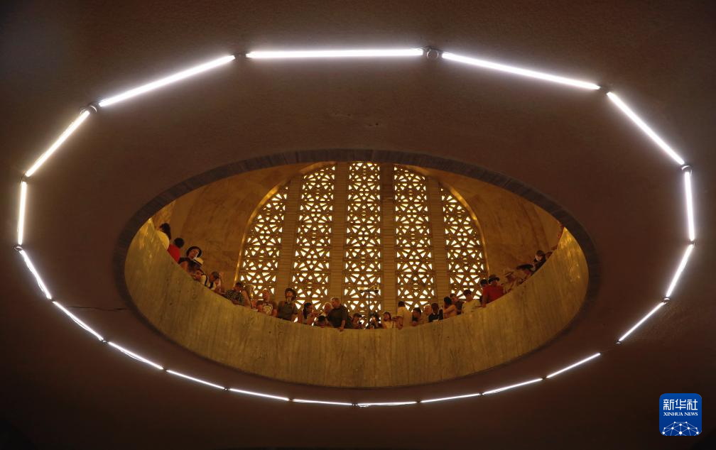 12月16日，人们聚集在南非比勒陀利亚的先民纪念馆内等待正午12点的阳光照在该馆的纪念碑上。新华社记者 陈为 摄