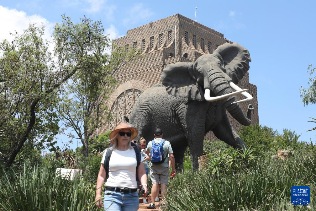 12月16日，人们在南非比勒陀利亚附近的先民纪念馆参加纪念“和解日”活动。新华社记者 陈为 摄