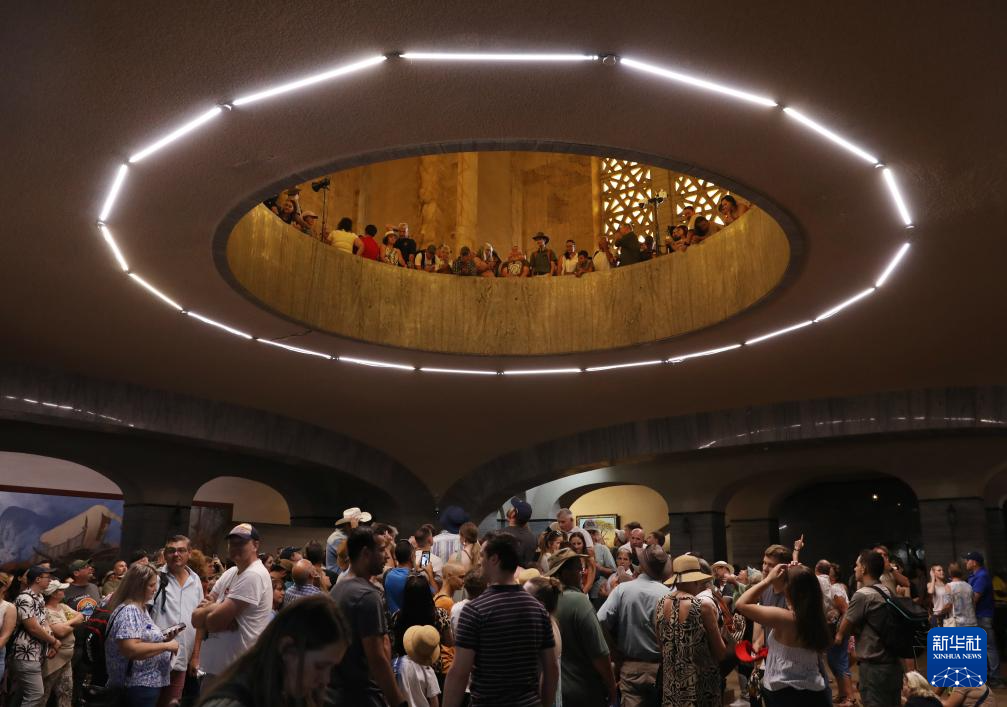 12月16日，人们聚集在南非比勒陀利亚的先民纪念馆内等待正午12点的阳光照在该馆的纪念碑上。新华社记者 陈为 摄