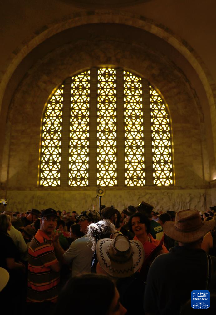 12月16日，在南非比勒陀利亚的先民纪念馆，正午12点前的阳光照在一名女子身上。新华社记者 陈为 摄