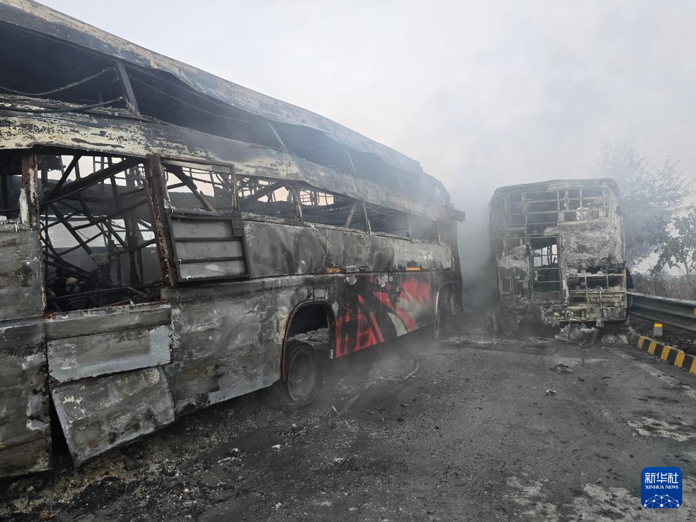 这是12月16日在印度北方邦的马图拉事故现场拍摄的车辆残骸。新华社发