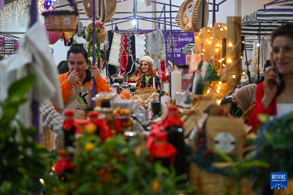 这是12月17日拍摄的土耳其伊斯坦布尔加拉塔港钟楼广场新年购物节一角。新华社记者 刘磊 摄