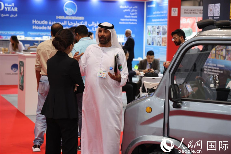 中东地区客商在阿联酋联展上了解中国新能源产品。人民网记者 张志文摄