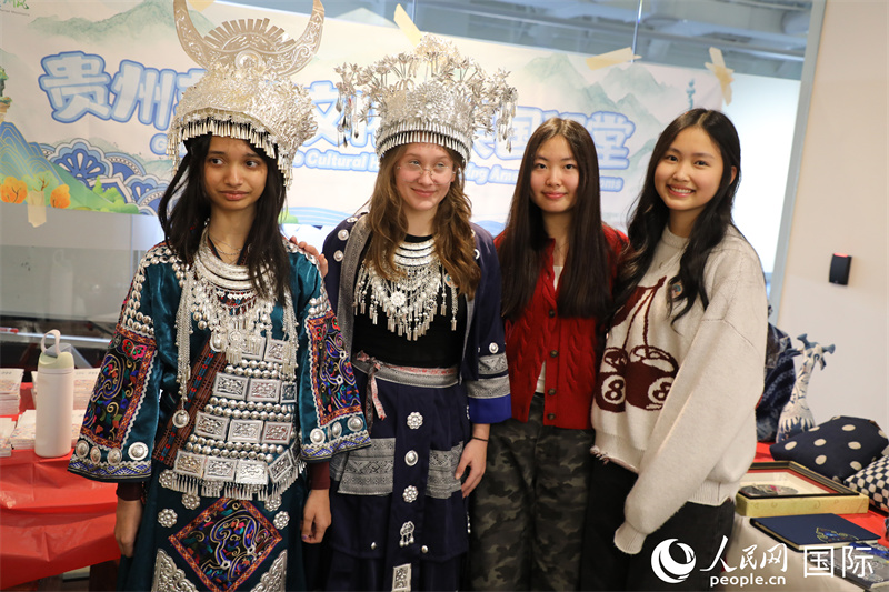 美国高中生体验中国少数民族服饰。 人民网记者 李志伟摄