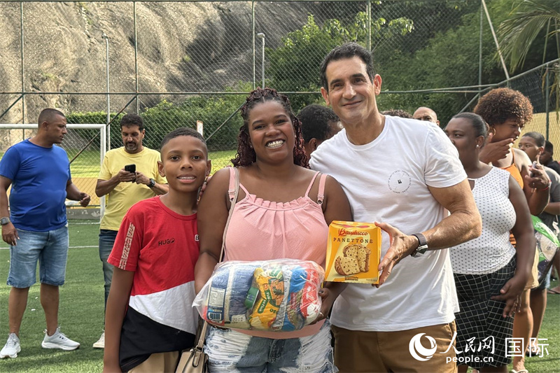 尼特罗伊市市议员雷纳托·卡列洛（右一）与当地居民合影。 陈妤汎摄