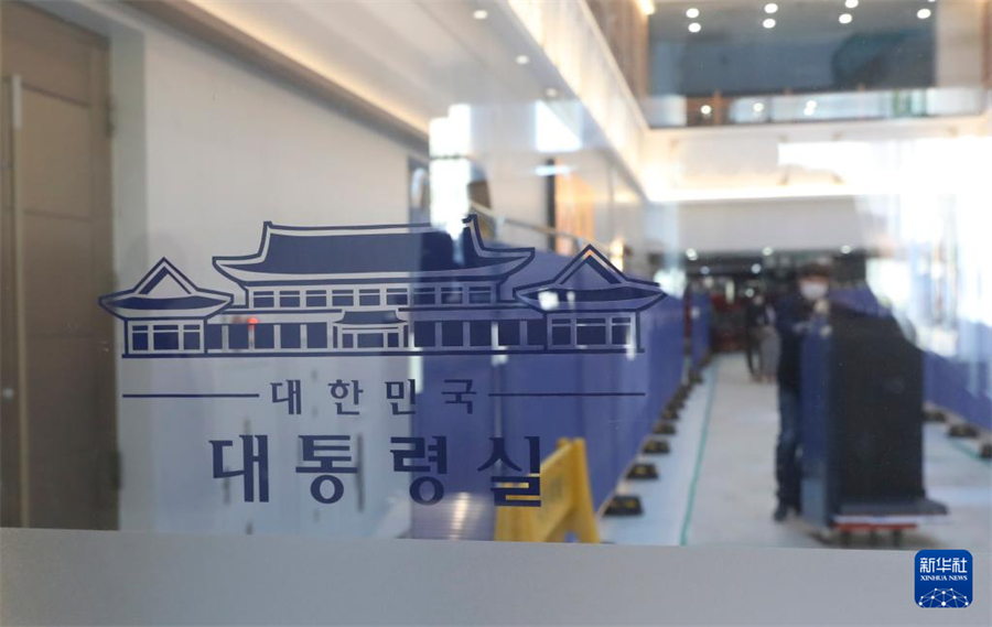 12月22日，在韩国首尔，工作人员在龙山总统府搬运办公用品。新华社记者 姚琪琳 摄