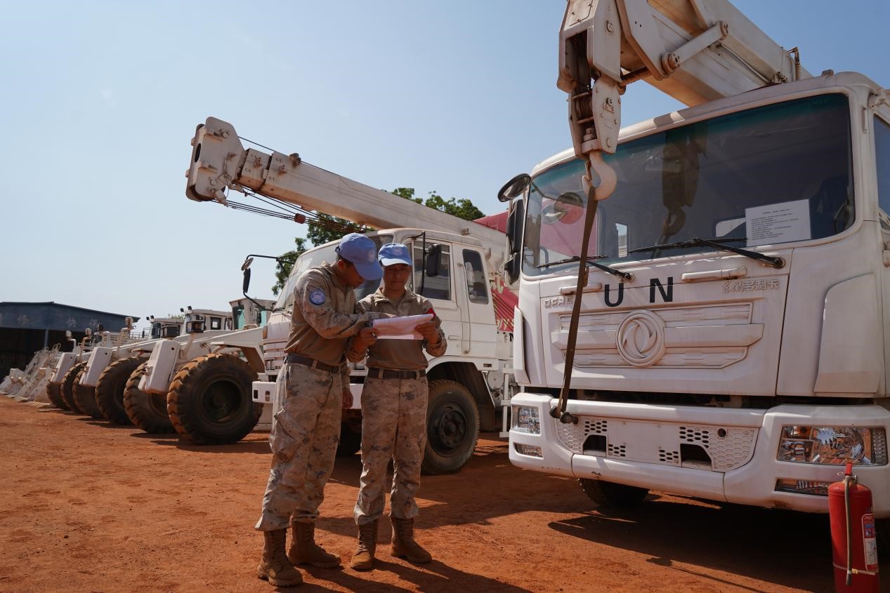 维和官兵正在交接装备物资。维和部队供图