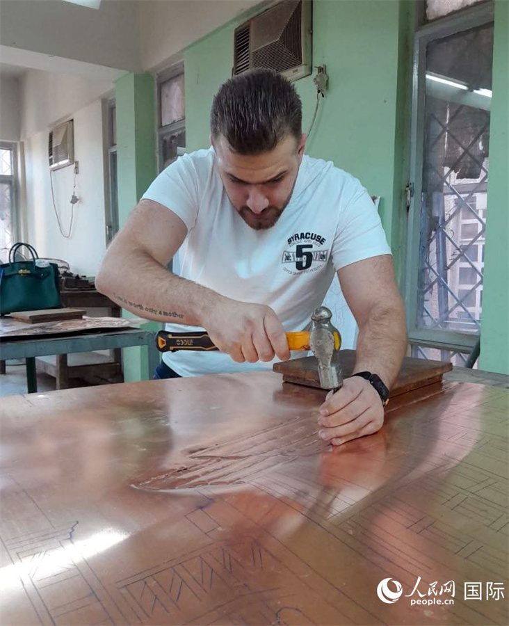一名手工艺人在进行铜版雕刻。人民网 伊纳斯·易卜拉欣摄