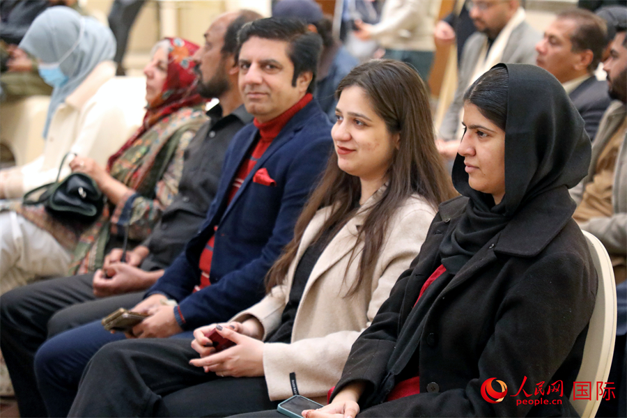 论坛现场，巴方参会者认真听讲。人民网记者 赵益普摄 