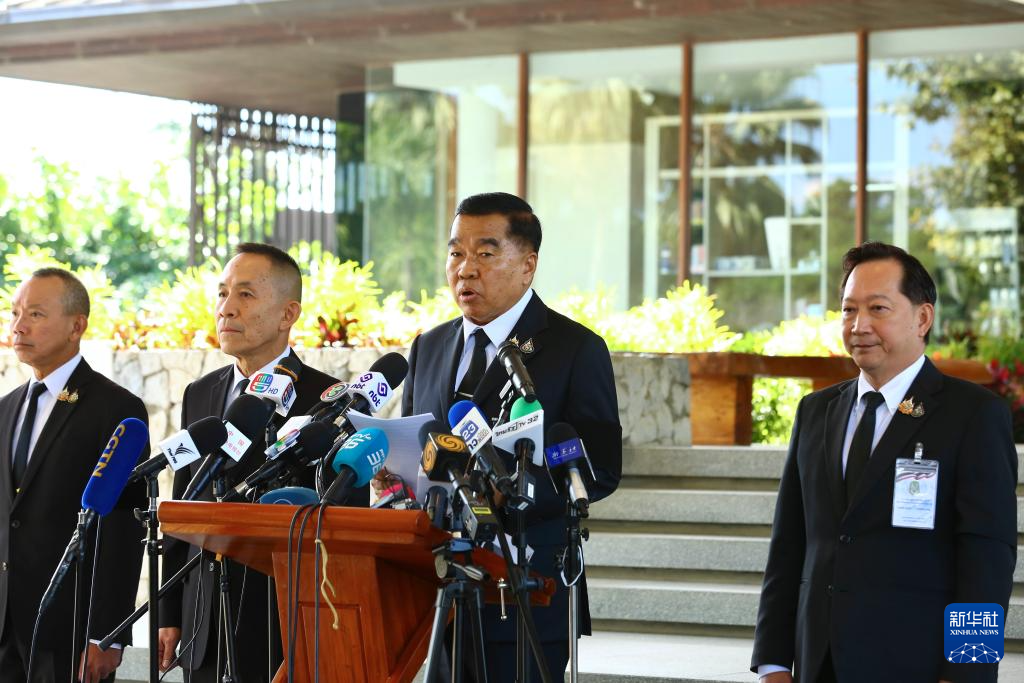 12月27日，在泰国尖竹汶府，泰国国防部长纳塔蓬（中）在会后举行的新闻发布会上发言。新华社记者 孙玮彤 摄