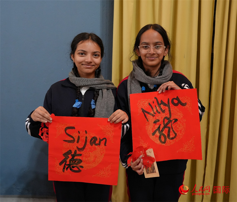 尼泊尔学生体验书法艺术。人民网记者 李墨摄