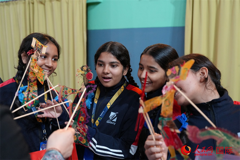 尼泊尔学生体验汪氏皮影艺术。人民网记者 李墨摄