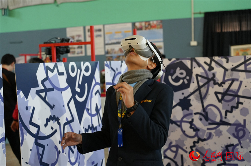 尼泊尔学生佩戴VR设备观赏云冈石窟。人民网记者 李墨摄