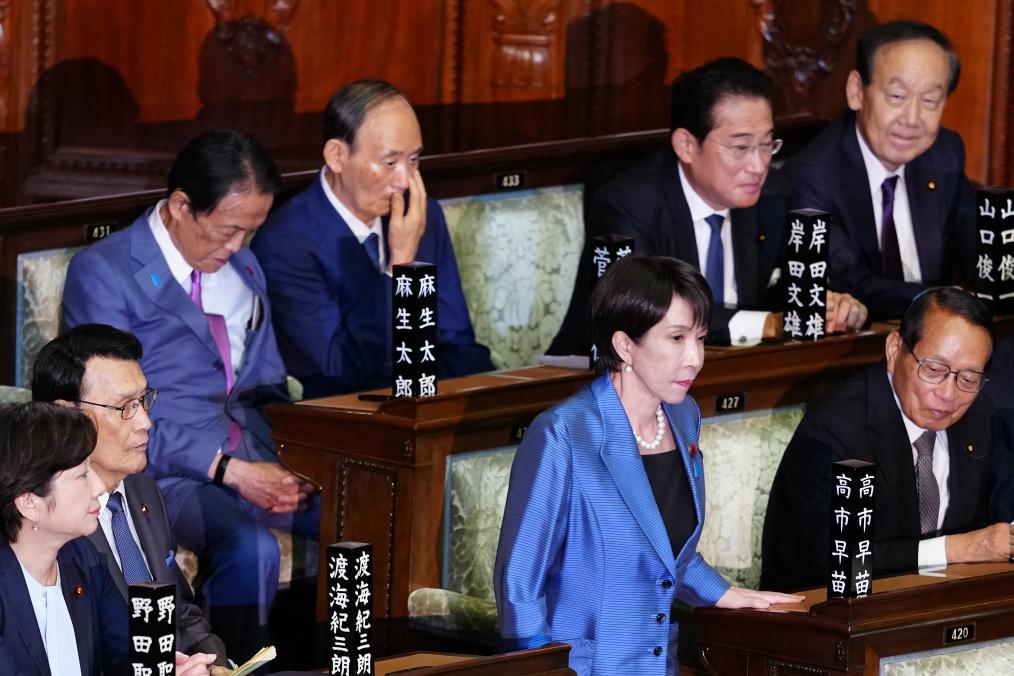 记者手记·2025回望丨政治加速右转，日本滑向何方（日本最近政治加哪三个目标）