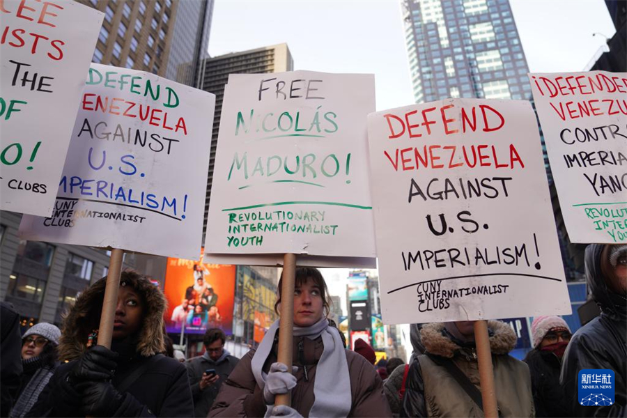 1月3日，在美国纽约，民众参加抗议集会。新华社记者 张凤国 摄