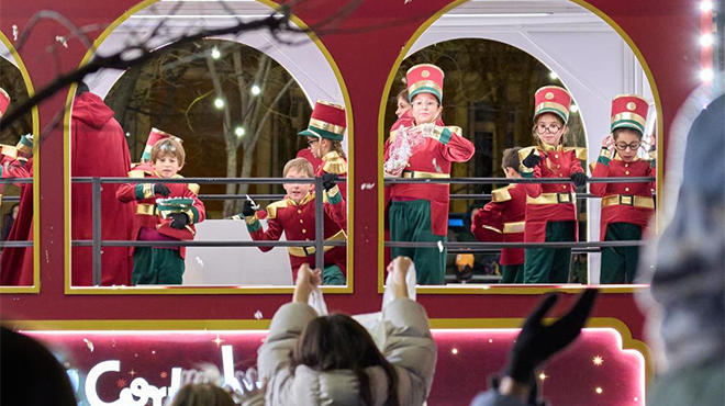 马德里：彩车巡游迎接“三王节”