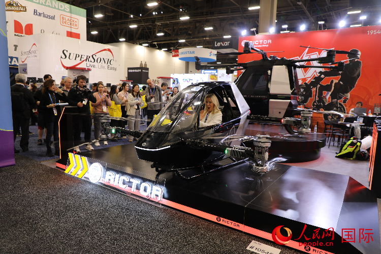 南京快轮科技公司展台展示超轻型飞行器。人民网记者 李志伟摄