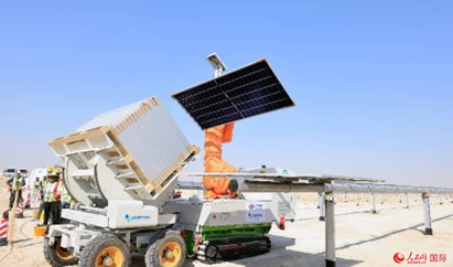 机器人在PV3项目上安装光伏板。人民网记者 管克江摄