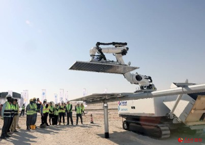 光伏机器人在安装中。人民网记者 管克江摄