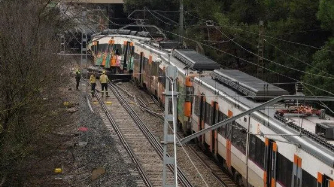 西班牙连发列车脱轨事故 铁路安全引担忧