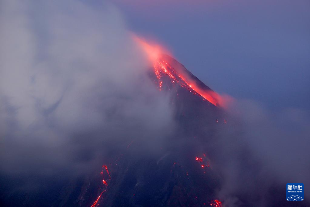 1月23日，位于菲律宾阿尔拜省的马荣火山喷出熔岩。新华社发（乌马利摄）