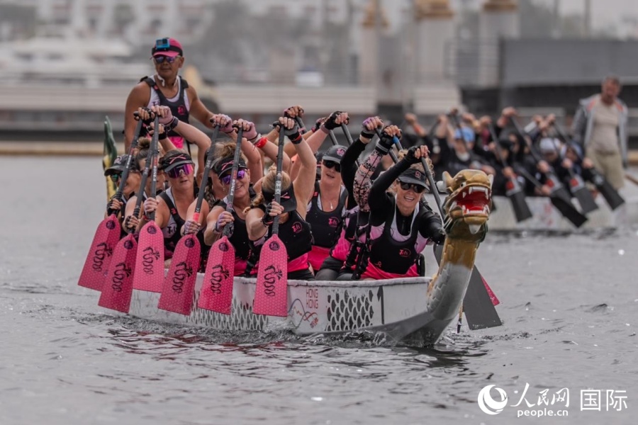 选手享受龙舟运动带来的喜悦。塔里克·易卜拉欣摄