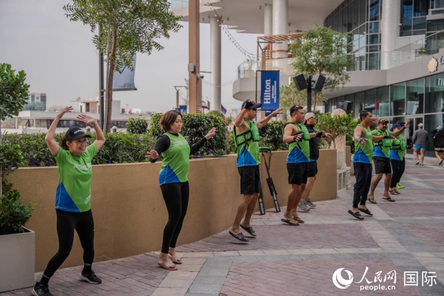 选手进行赛前热身。塔里克·易卜拉欣摄