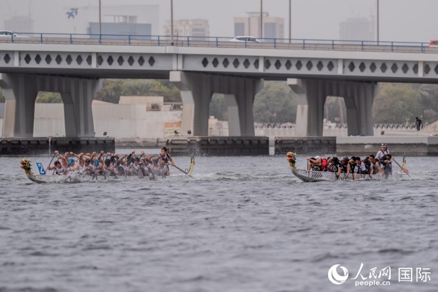 在迪拜河赛道上，巾帼不让须眉。塔里克·易卜拉欣摄