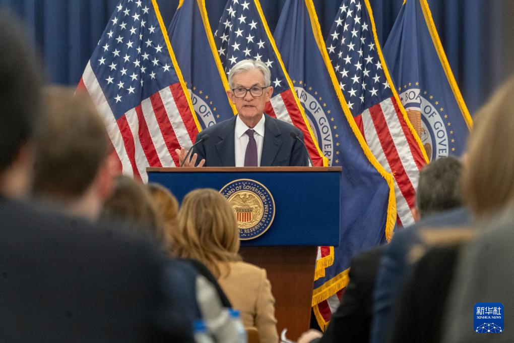 1月28日，在美国首都华盛顿，美国联邦储备委员会主席鲍威尔出席记者会。新华社发（李源清摄）
