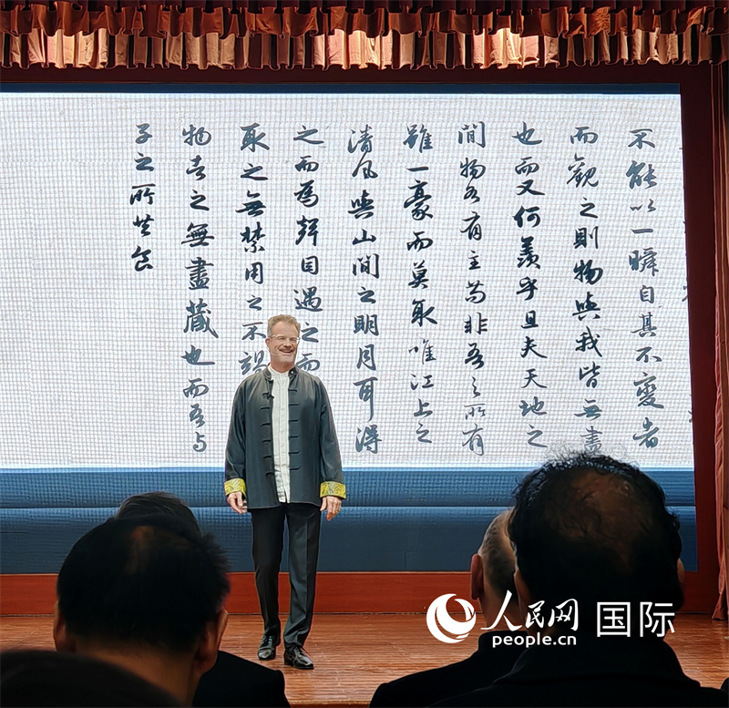 加拿大文化学者大山朗诵《赤壁赋》。人民网记者李琰摄