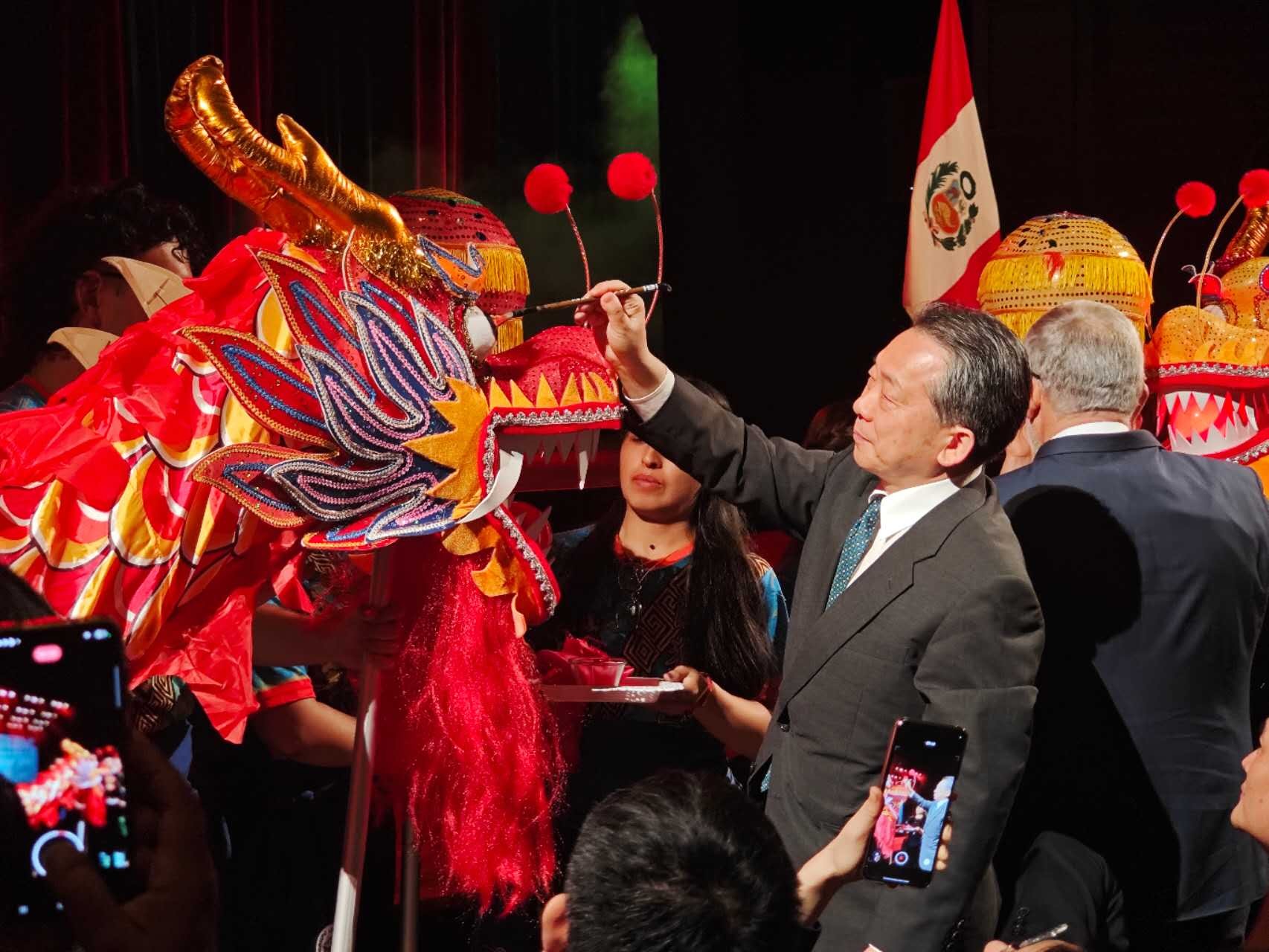 中国人民对外友好协会副会长袁敏道和秘鲁文化部部长阿尔弗雷多·布里塞尼奥共同为两条舞龙“点睛”。中国驻秘鲁大使馆供图
