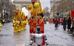 中国机器人首次亮相巴黎香街春节巡游