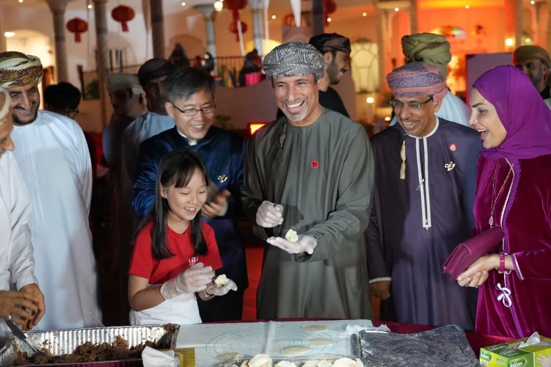 阿曼能源和矿产大臣奥菲（右三）等阿方嘉宾体验包饺子，中国驻阿曼使馆供图