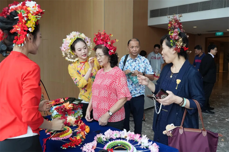 现场嘉宾体验春节习俗与非遗技艺。新加坡中国文化中心供图