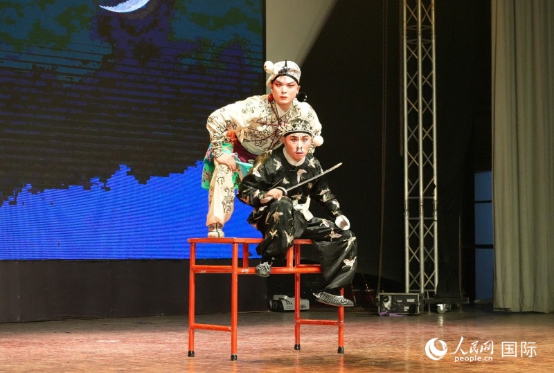 婺剧《三岔口》演出片段（人民网记者 李墨摄