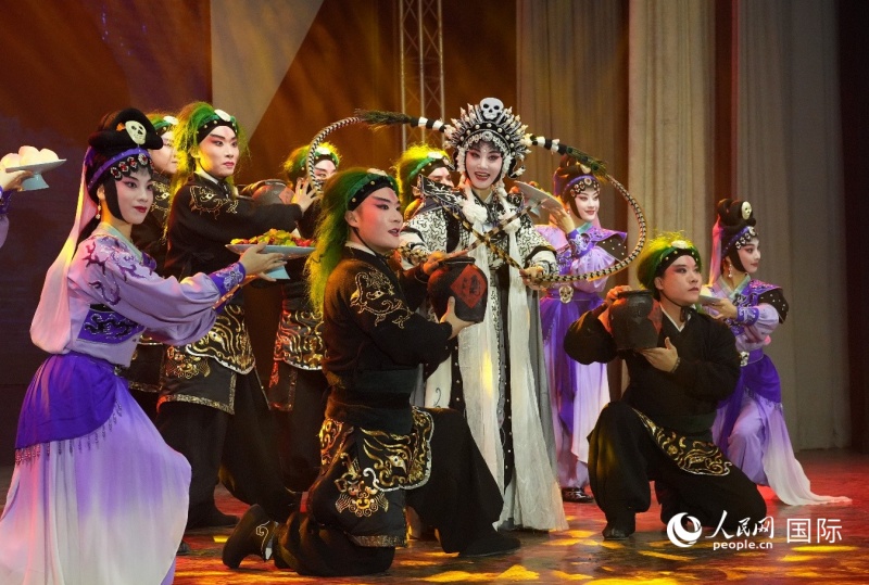 婺剧《三打白骨精》演出片段（人民网记者 李墨摄）