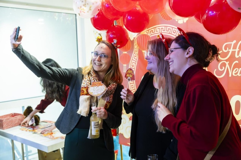 观众在打卡处拍照留念。波恩孔院供图。