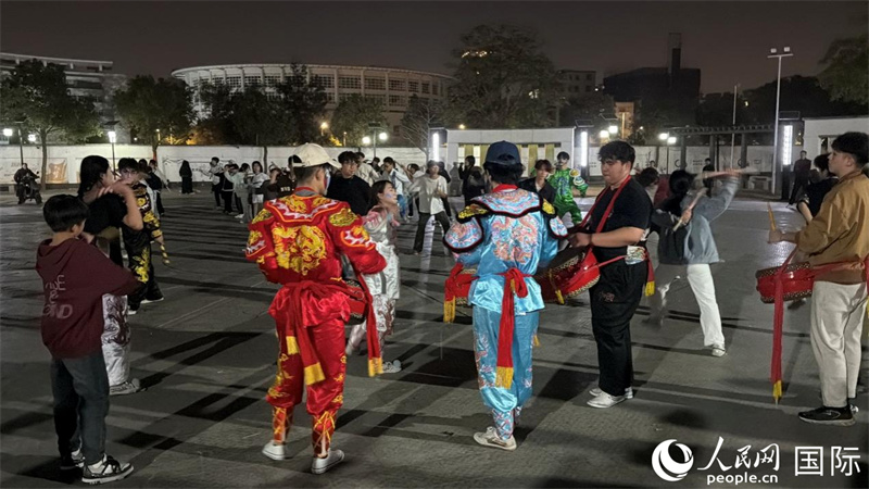 广东汕头，汕头青年英歌队在一处公园内排练。人民网 柯明可摄