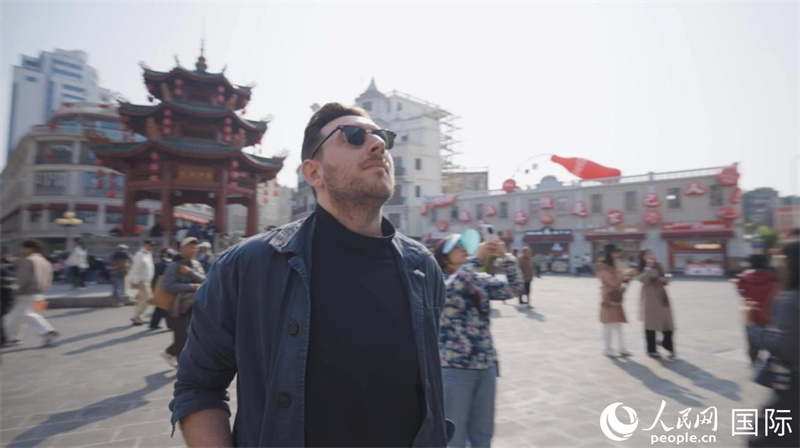 广东汕头，人民网外专柯明可在汕头小公园游览。人民网记者 刘宁摄