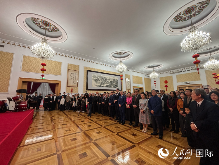 来宾观看现场演出。人民网记者 禹丽敏摄