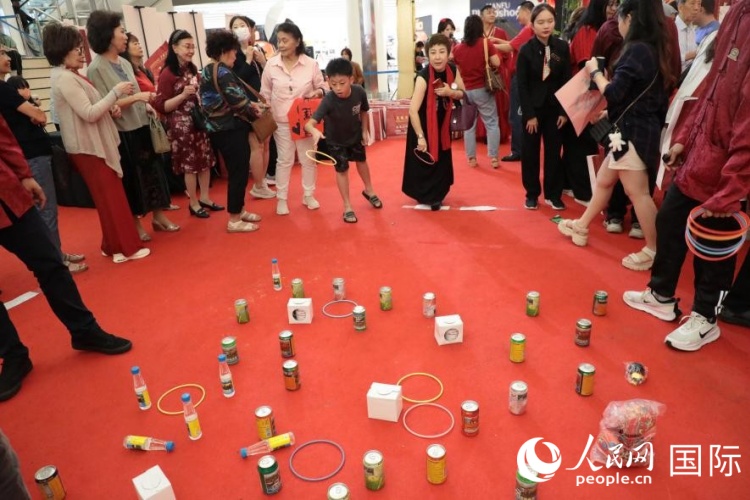 当地民众参与套圈游戏。人民网记者 曹师韵摄