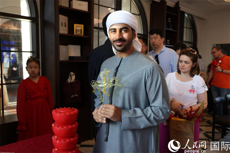 当地民众体验中国传统糖画带来的新年喜庆。人民网记者 张志文摄