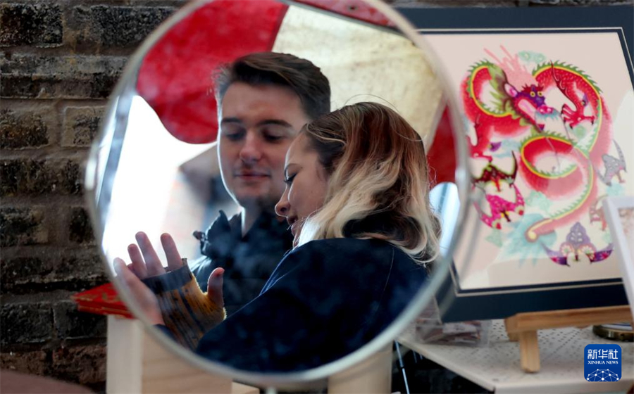 2月21日，人们在英国伦敦卡姆登集市参加中国春节庆典活动。新华社记者 李颖 摄