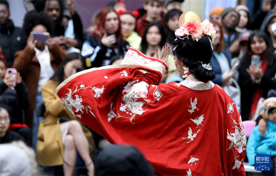 2月21日，人们在英国伦敦卡姆登集市举行的中国春节庆典活动上观看表演。新华社记者 李颖 摄