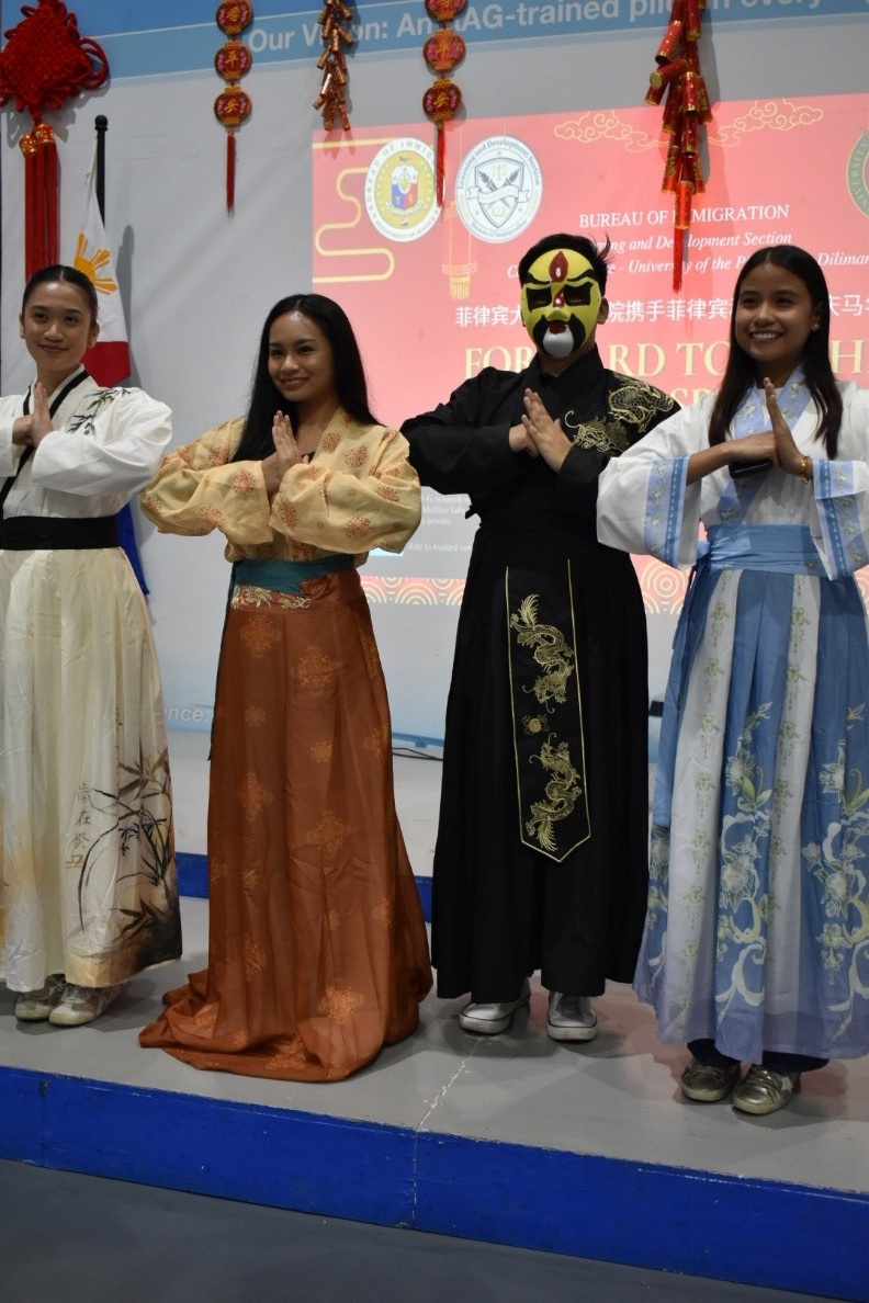 菲克拉克自由港区移民局职员试穿中国传统服饰并拍照留念。菲大孔子学院供图